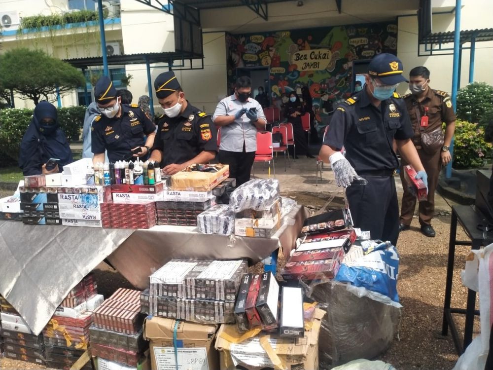 Barang ilegal yang dimusnahkan hasil sitaan operasi gempur rokok ilegal dan barang barang illegal yang dilakukan Bea Cukai Jambi beberapa waktu lalu.