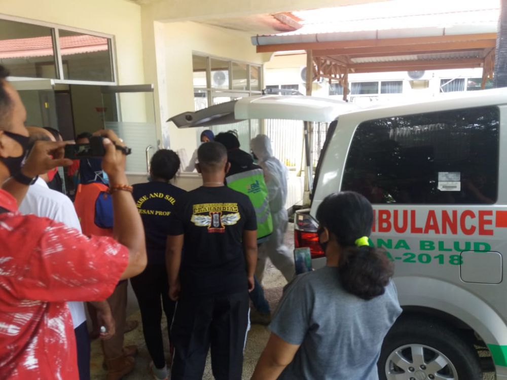 Evakuasi jenazah korban ke RSUD Bungo Jumat (16/10).