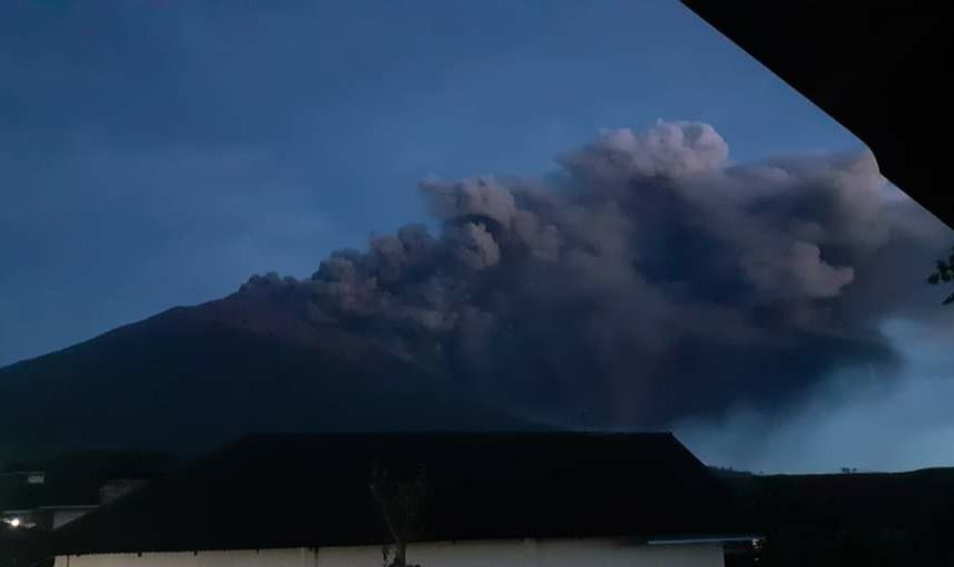 Gunung Kerinci Keluarkan Asap Tebal.