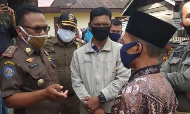 Satpol PP Kerinci saat menghentikan acara di Kemantan Darat, Kerinci.