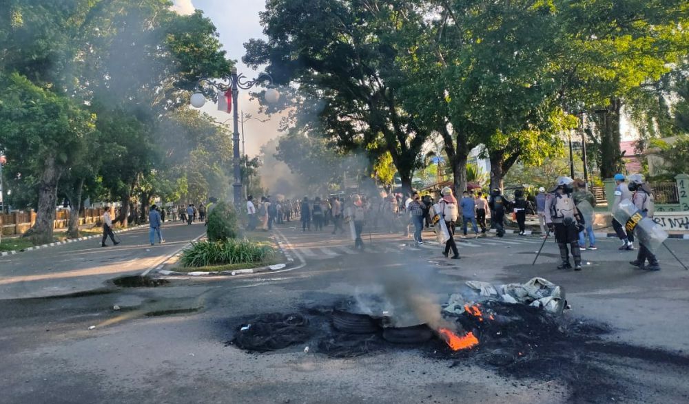 Polisi Paksa Mundur Demonstran Hingga Simpang Bank Indonesia.