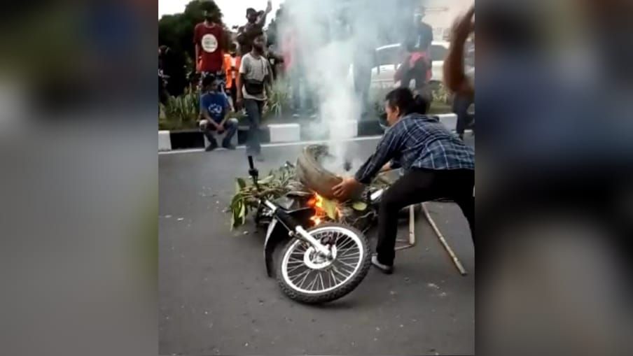 Motor polisi di bakar massa saat terjadinya aksi penolakan Omnibus Law di gedung DPRD Provinsi Jambi yang berujung ricuh lalu.
