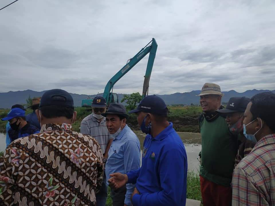 Walikota Sungai Penuh, AJB, didampingi Pj Sekda Alpian, SE. MM, mengikuti gotong royong normalisasi Sungai Batang Bungkal.