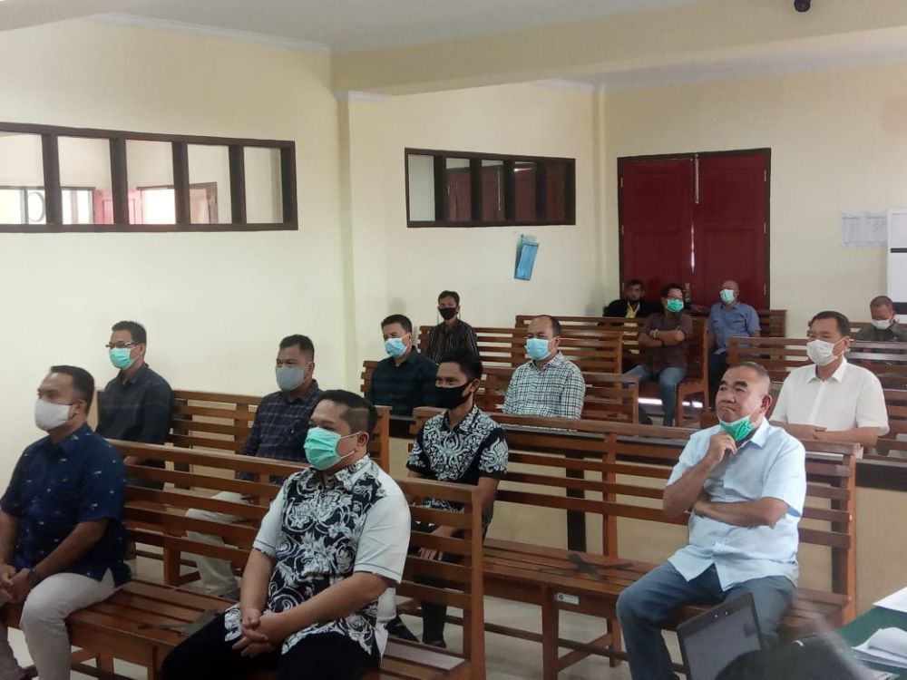 Sidang kasus gratifikasi menyeret nama mantan Plt Kadis PUPR Provinsi Jambi, Arfan ditunda lagi, karena pada Kamis pekan ini bertepatan dengan libur nasional.