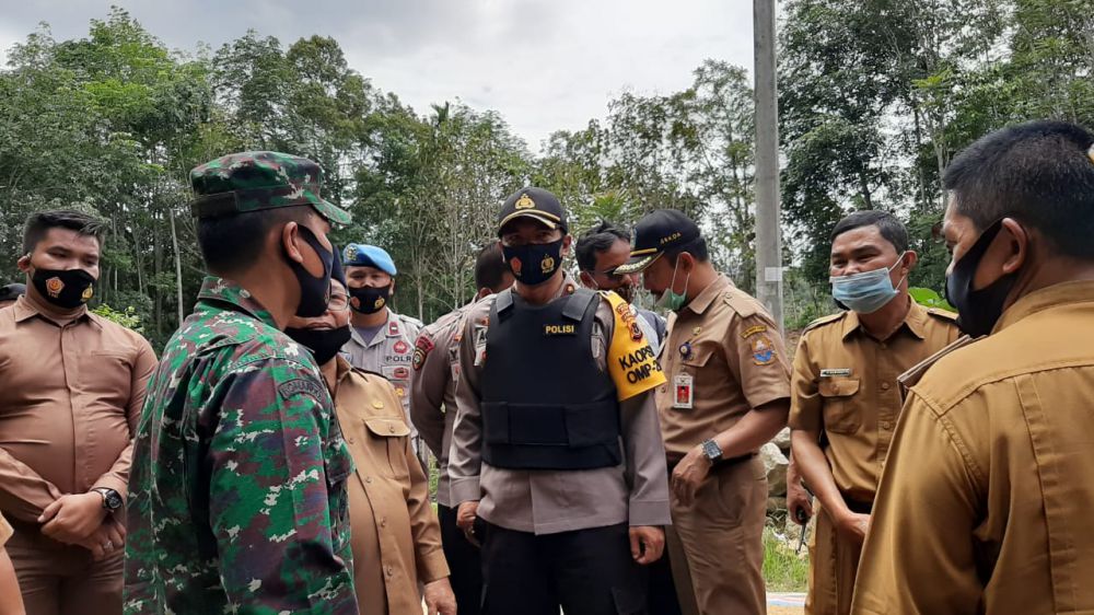 Wabup Kerinci bersama Forkopimda saat berada di lokasi bentrokan di Kerinci.
