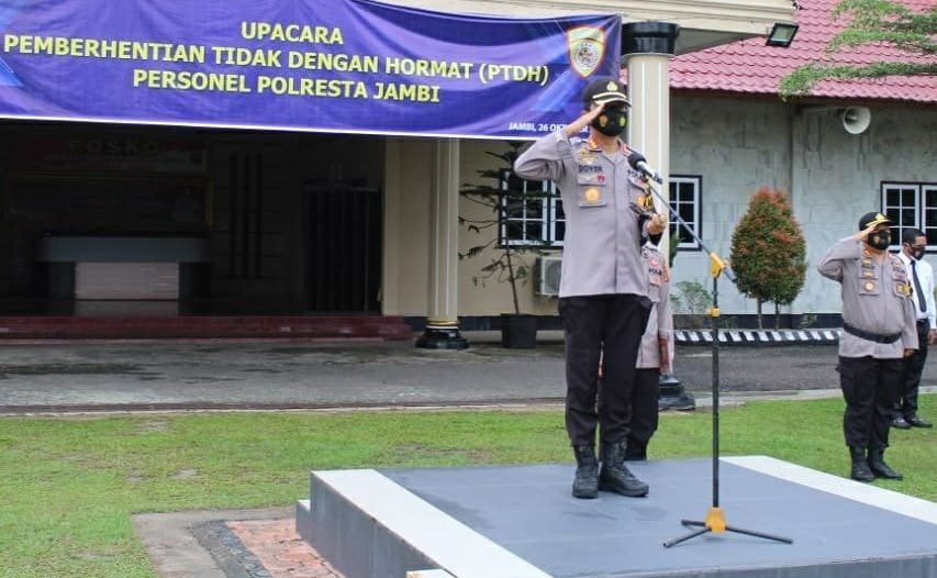 Kapolresta Jambi Kombes Pol. Dover Christian saat memimpin upacara PTDH dua PAMA secara tidak hormat