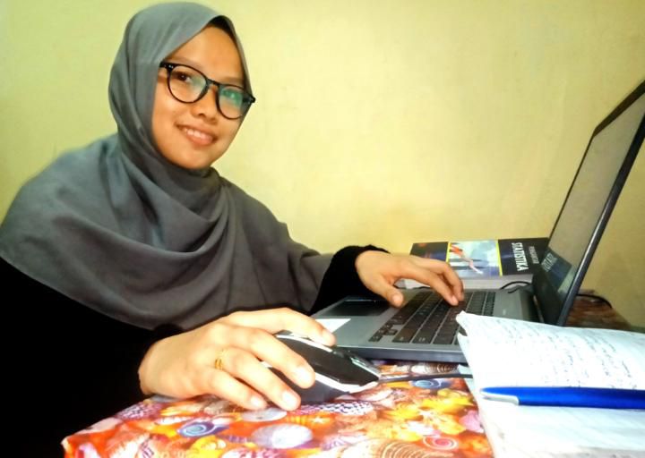 Elni Febriany saat melaksanakan kuliah Daring. 
