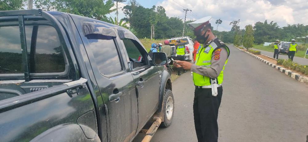 Petugas Polres Tanjabtim saat menggelar razia Operasi Zebra Siginjai.