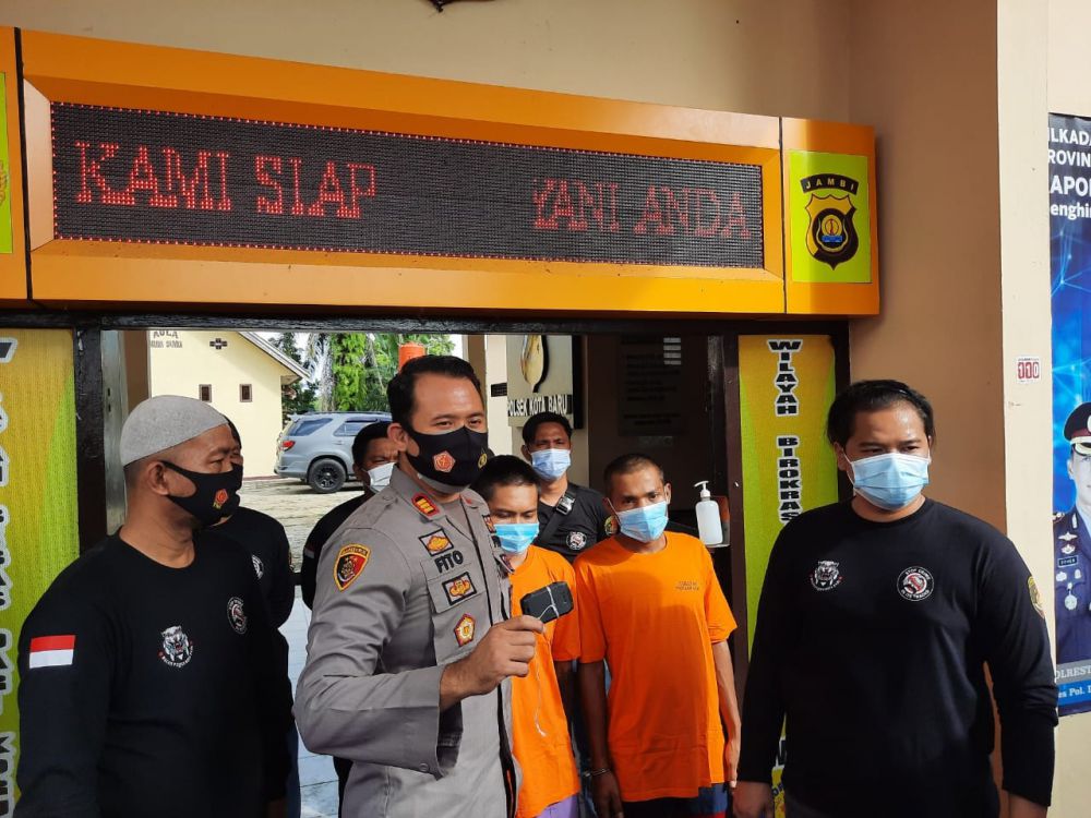 Dua pelaku penggelapan truk batu bara ditangkap oleh Tim Reskrim Polsek Kota Baru.