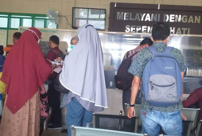 Para peserta yang dinyatakan lulus dalam seleksi CPNS di Kabupaten Tebo saat menjalani tes Narkoba di RSUD Tebo, kemarin (3/10)
