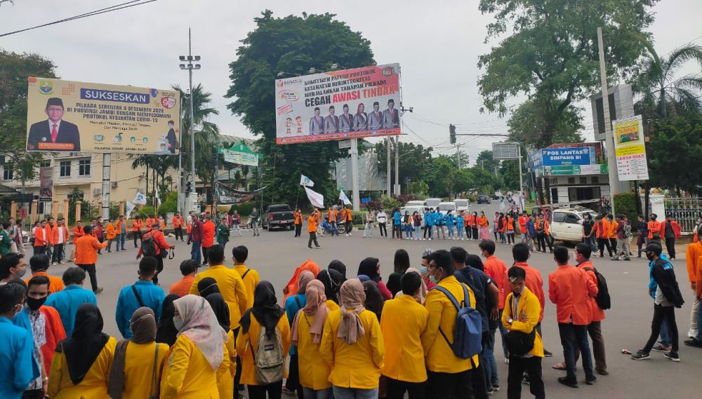 Aliansi mahasiswa dan rakyat berdaulat di Jambi kembali turun ke jalan menolak UU Cipta kerja (Ciptaker) Omnibuslaw (5/10).