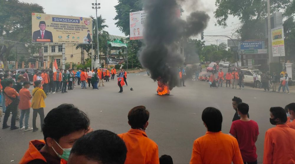 Aliansi mahasiswa dan rakyat berdaulat di Jambi kembali turun ke jalan menolak UU Cipta kerja (Ciptaker) Omnibuslaw (5/10).