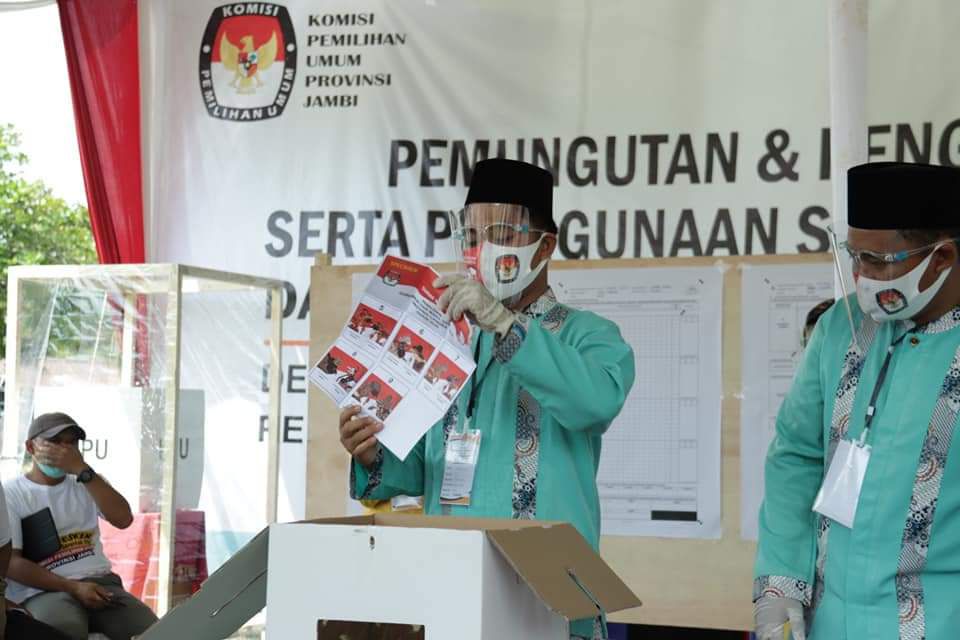 KPU Provinsi Jambi menggelar simulasi pencoblosan di TPS 06 Kelurahan Sridadi, Kabupaten Batanghari Sabtu kemarin (31/09). Simulasi ini dilakukan dengan menggunakan protokol kesehatan secara ketat yang bakal diterapkan saat hari pemungutan suara 9 Desember 2020 mendatang