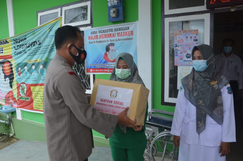 Kapolres Tanjabbar Serahkan Bansos Pada Bhayangkari Berprofesi Nakes.