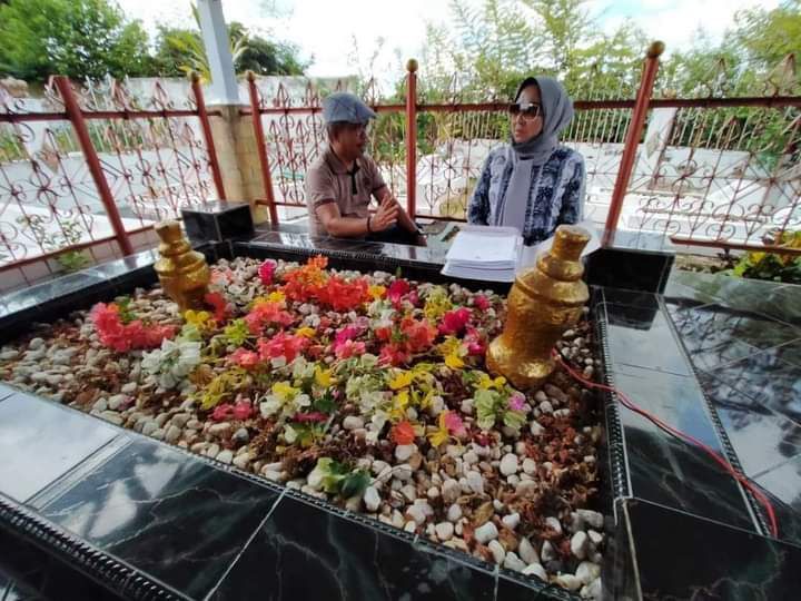 Ratumas Siti Aminah, cucu Raden Mattaher saat berziarah ke makam Raden Mattaher di Legok, Kota Jambi

