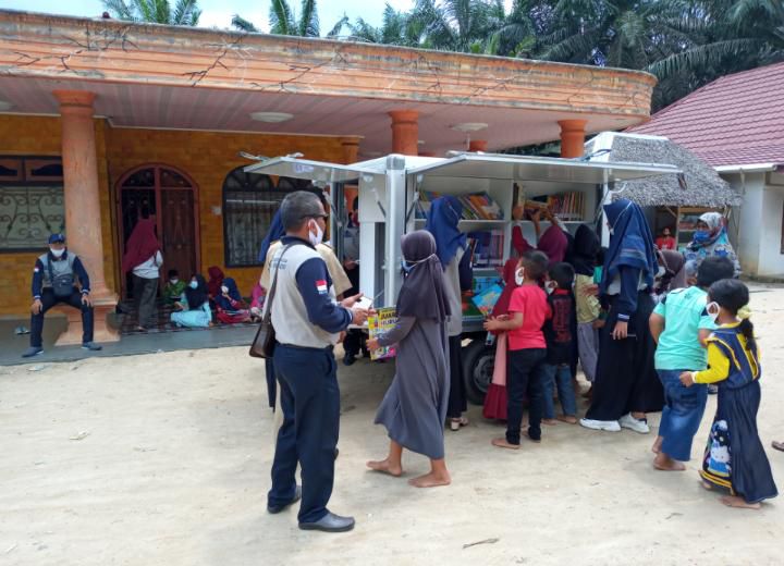 Perpustakaan keliling bantuan SKK Migas - PetroChina Jabung menyambangi anak-anak di Dusun Betara 8, Desa Terjun Gajah, Kecamatan Betara, Tanjung Jabung Barat, Sabtu 7 November 2020.