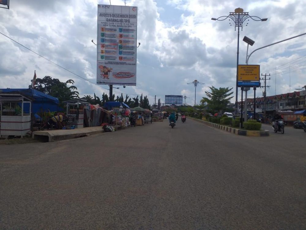 kembali menempati ruas jalan di kawasan Pasar Sarinah Rimbo Bujang untuk menjajakan barang dagangan. 