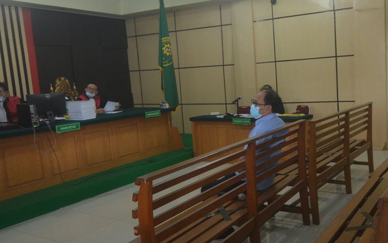 Jow Fando Yoesman alias Asiang saat memberi kesaksian di persidangan kasus gratifikasi dengan terdakwa mantan Plt Kadis PUPR Provinsi Jambi H Arfan di Pengadilan Tipikor Jambi, kemarin (12/11)

 