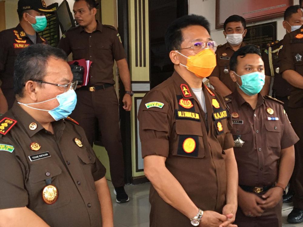 Kajati Jambi, Johanis Tanak saat melakukan kunjungan kerja di Kejari Tanjabar. Ia menegaskan akan memproses temuan BPK terkait dugaan korupsi Road Race.