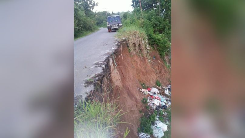 Ruas jalan penghubung ke Desa Selampaung dan Kebun Baru, Kecamatan Bukit Kerman, terancam amblas.