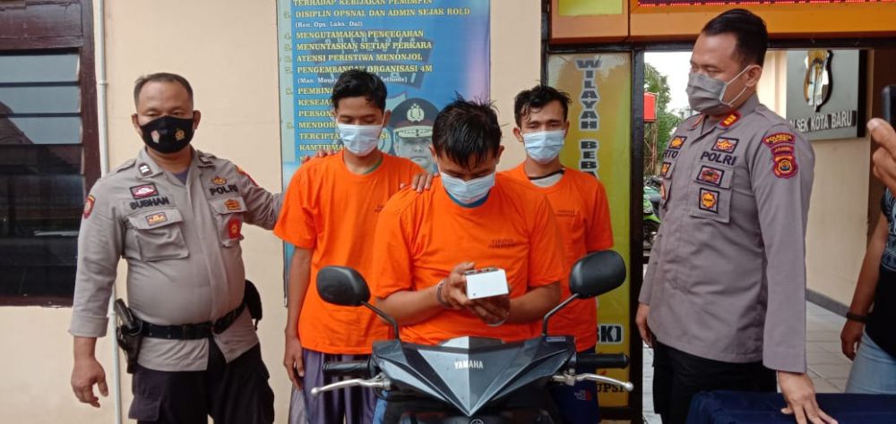 Tersangka penggelapan motor milik pacarnya harus mendekam di balik jeruji besi usai dilaporkan oleh orang tua pacarnya