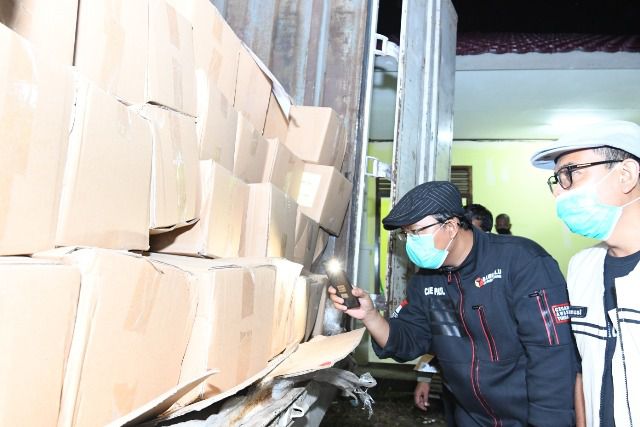 Komisioner KPU Provinsi Jambi Sanusi bersama anggota Bawaslu Provinsi Jambi Fachrul Rozi saat mengecek surat suara yang baru saja sampai di Jambi Kamis dini hari kemarin (19/11).