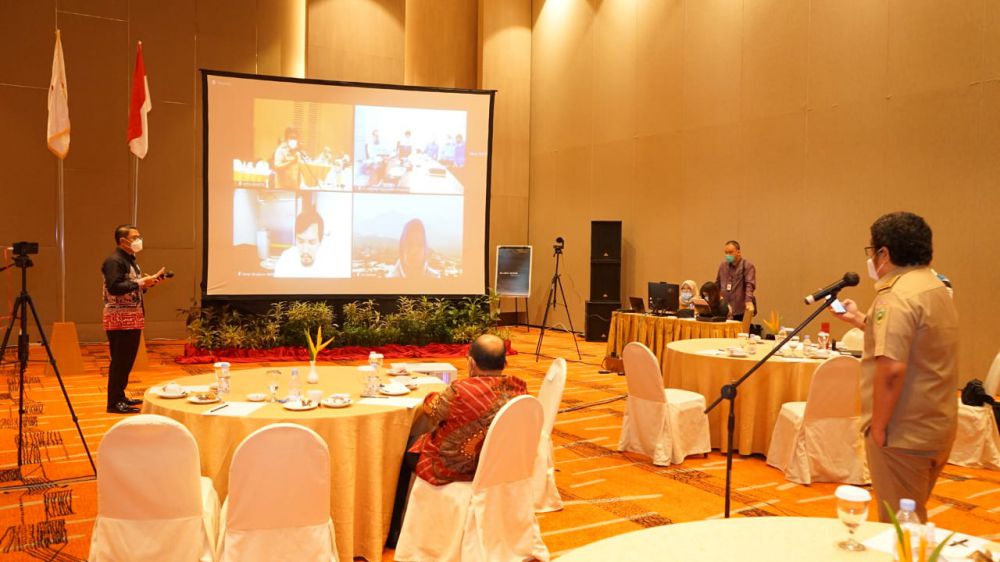 Suasana Forum Group Discussion (FGD) yang dilaksanakan SKK Migas secara  hybrid untuk mensosialisasikan Participating Interest (PI) 10 persen. Acara ini diikuti pemangku kepentingan di wilayah kerja migas Sumbagsel.