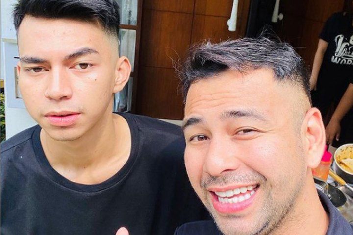 Raffi Ahmad bersama Dimas Ramadhan. 