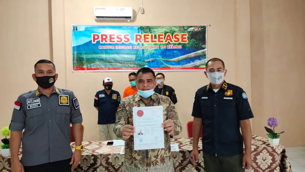 Kantor Imigrasi Kerinci Deportasi WNA Asal Nepal.
