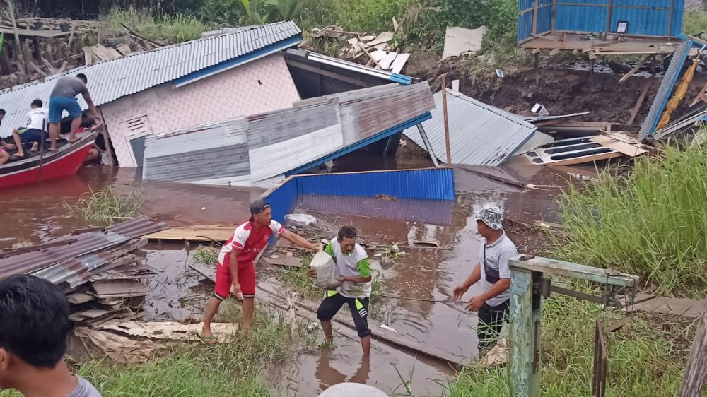 Dua Rumah Warga di Tanjabtim Ambruk Ke Sungai.