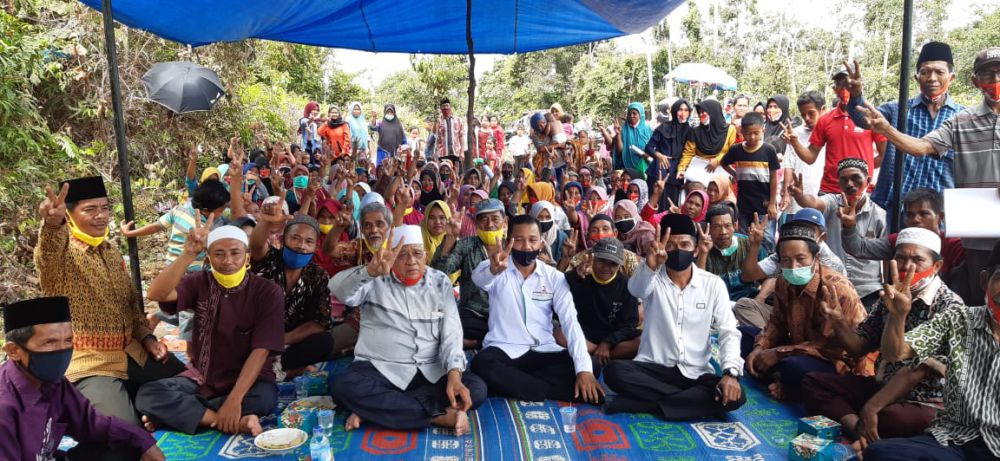 Calon wakil bupati nomor urut 2, Apri dan direktur jaringan dan SDM Hamas-Apri, H. Hasan Ibrahim menghadiri syukuran atas penggunaan jalan Apung Ilir yang digelar oleh masyarakat setempat.