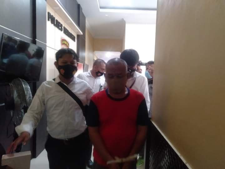Kades Keroya berinisial IR saat diamankan petugas menuju sel tahanan Mapolres Merangin.

