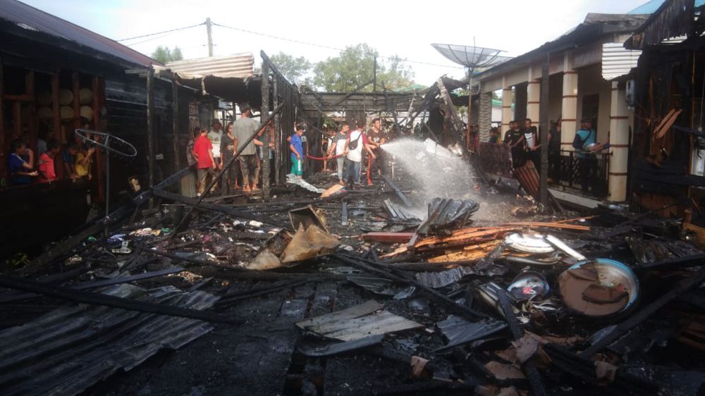 Kebakaran di Parit Pulau RT 18 RW 05 Kelurahan Mendahara Ilir, Kecamatan Mendahara.