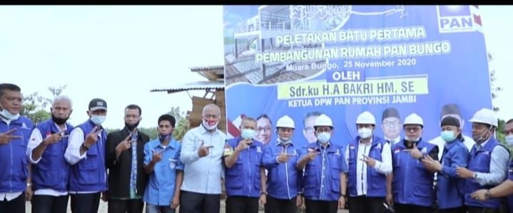 Hamas bersama H Bakri, Ketua DPD PAN Martunis, Rosihan Anwar dan pengurus DPD PAN Kabupaten Bungo lainnya saat peletakan batu pertama rumah PAN, Rabu(25-11-2020).