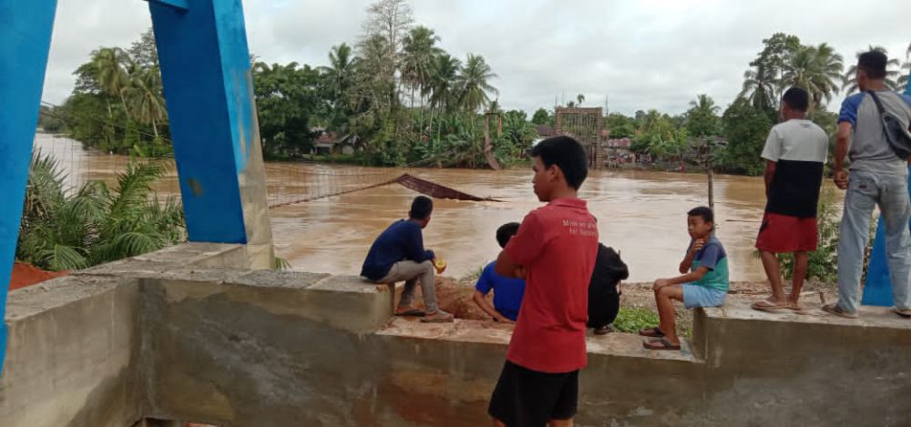 Jembatan Utama Putus di Pamenang Merangin.
