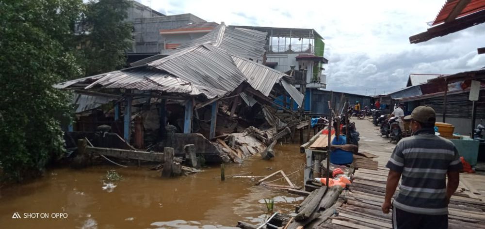 Pasar Kuatik Kuala Tungkal rubuh.

