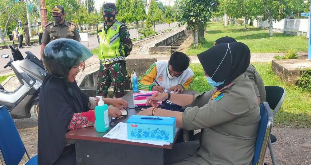 Tim Satgas Covid-19 Batanghari saat melakukan razia terhadap warga yang tidak memakai masker.