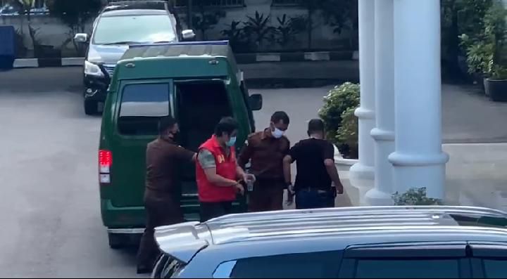 Redo Setiawan tersangka Korupsi Pembagunan gedung Auditorium UIN STS Jambi mulai menjalani pemeriksaan sebagai tersanka, ia tampak digiring menuju Kejati Jambi