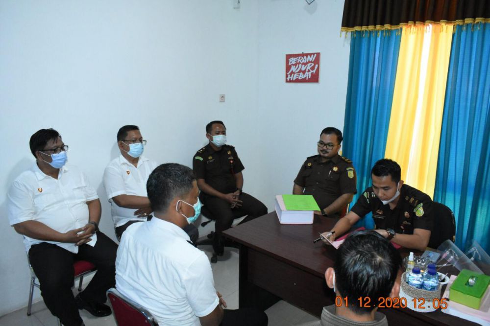 Saat pelimpahan berkasa perkara korupsi pengadaan baju linmas Satpol PP Merangin ke Kejaksaan Negeri Merangin