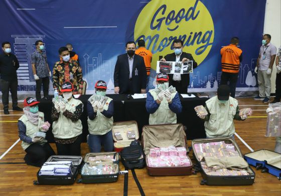 Ketua KPK Firli Bahuri bersama penyidik KPK saat memperlihatkan barang bukti operasi tangkap tangan (OTT) Kasus Bansos Covid-19 di Gedung KPK, Jalan Kuningan, Minggu (6/12/2020).