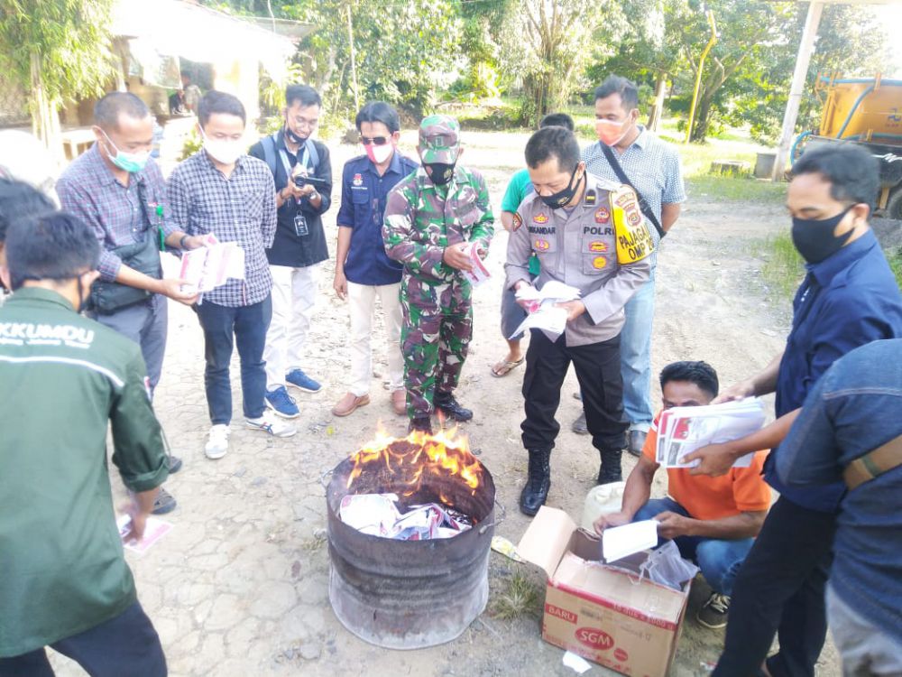 KPU Tanjabtim Musnahkan Surat Suara Rusak.

