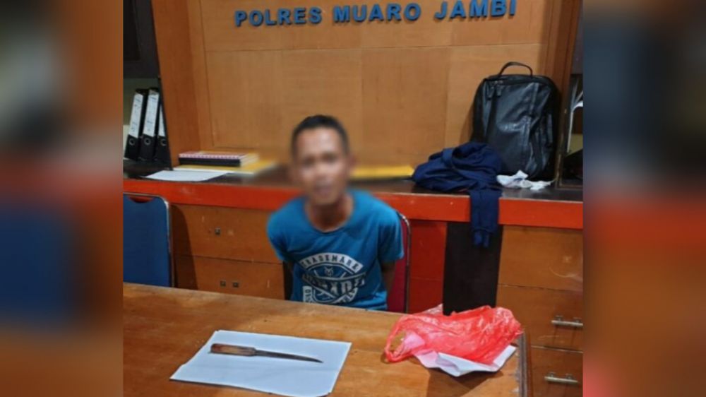 Pelaku beserta Barang Bukti (BB) saat diamankan di bawa ke Mapolres Muarojambi.
