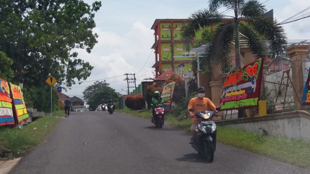 Papan Ucapan Selamat Kepada CE-Ratu Berjejer di Kediaman Cek Endra

