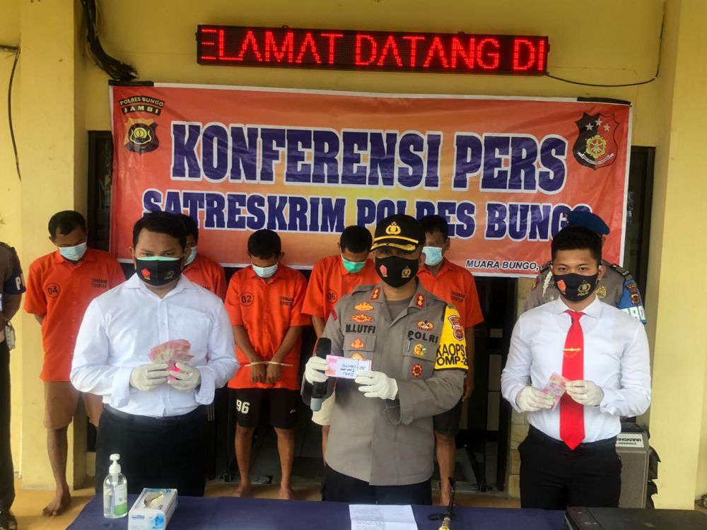 Lima orang pengedar uang palsu berikut barang buktinya diamankan oleh Sat Reskrim Polres Bungo.