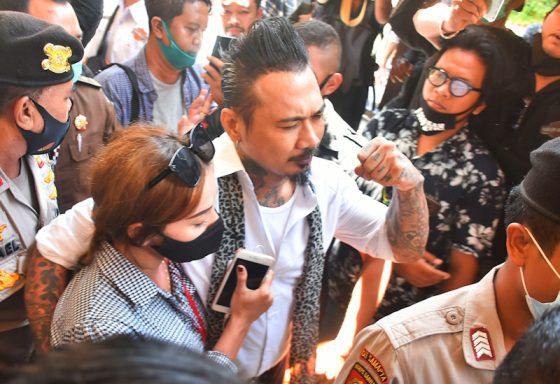 Jerinx dan Nora, istrinya, diwawancarai usai sidang putusan kasus IDI