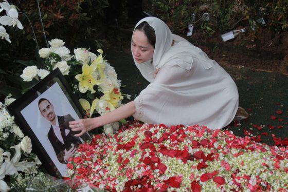 Bunga Citra Lestari menangis sambil memegang foto suaminya saat menghadiri pemakaman suaminya Ashraf Sinclair, di San Diego Hill, Selasa (18/2/2020).  