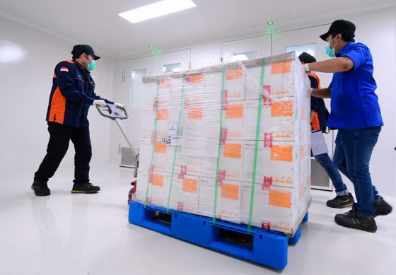 VAKSIN COVID-19: Proses pemindahan kontainer berisi vaksin Covid-19 saat tiba di Kantor Pusat Bio Farma, Bandung Jawa Barat, Senin (7/12/2020).