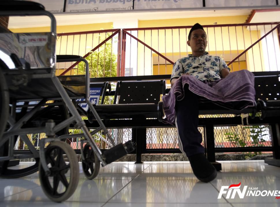 Duta Layanan sedang melakukan bantuan untuk pengunjung pelayanan penyadang disabilitas di LPKA Kelas 1 Tangerang, (11/11). 