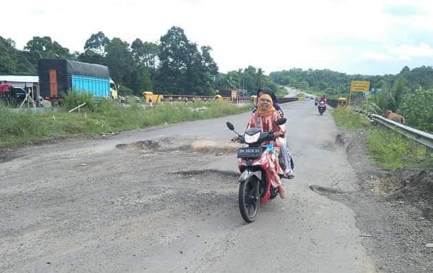 Kondisi Jalan Lintas Sumatra Bungo-Dharmasraya Mulai Memprihatinkan.