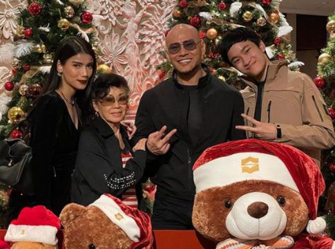 Deddy Corbuzier bersama ibunya dan juga putranya Azka Corbuzier serta kekasihnya Sabrina Chairunnisa.